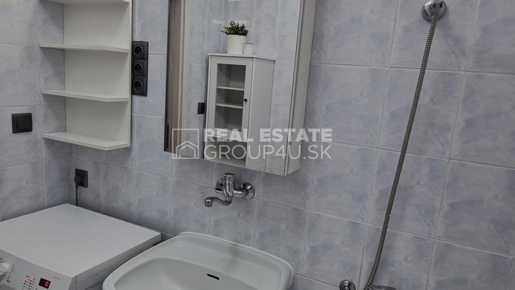 PRENÁJOM: 2 IZ ZREKONŠTRUOVANÝ A ZARIADENÝ BYT - POV. BYSTRICA