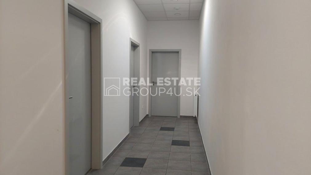 PRENÁJOM: kancelárske priestory, polyfunkčná budova, Pov. Bystrica - od 21,52 m2