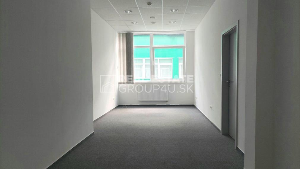 PRENÁJOM: kancelárske priestory, polyfunkčná budova, Pov. Bystrica - od 21,52 m2