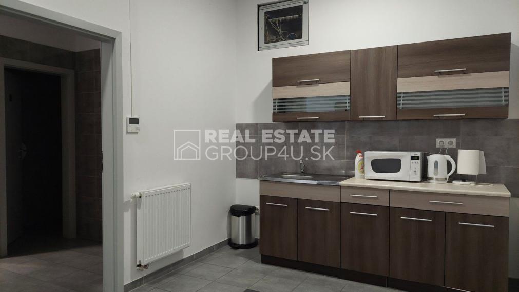 PRENÁJOM: kancelárske priestory, polyfunkčná budova, Pov. Bystrica - od 21,52 m2