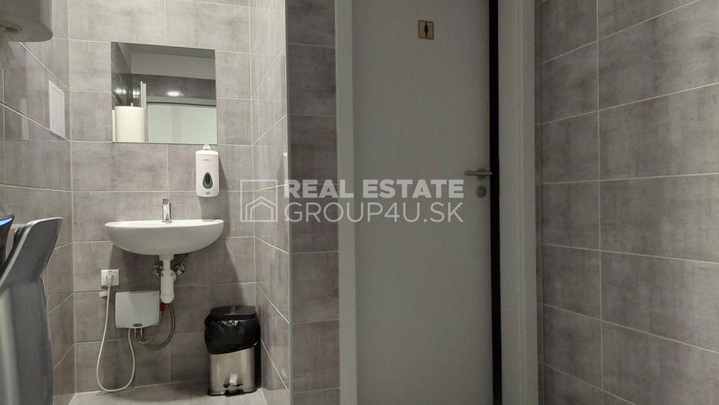 PRENÁJOM: kancelárske priestory, polyfunkčná budova, Pov. Bystrica - od 21,52 m2