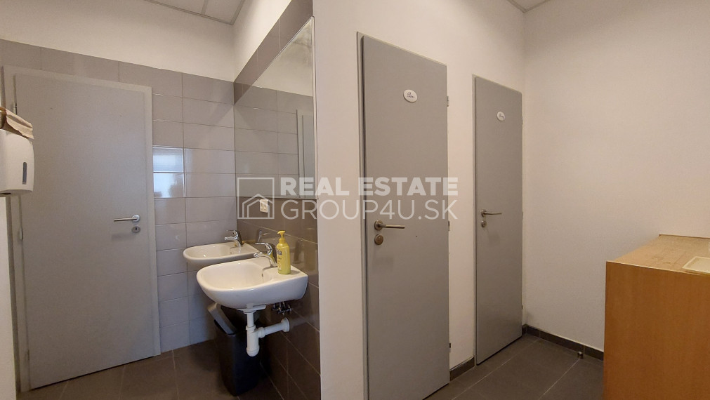 PRENÁJOM - POV. BYSTRICA - nebytové priestory - 66 m2