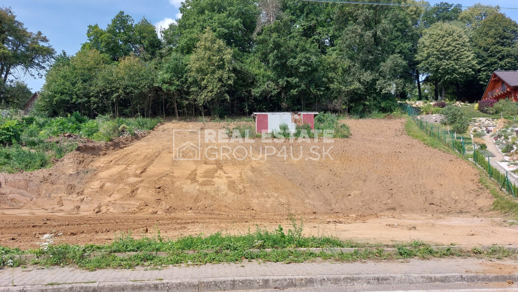 POZEMOK S ROD. DOMOM - SKALKA NAD VÁHOM