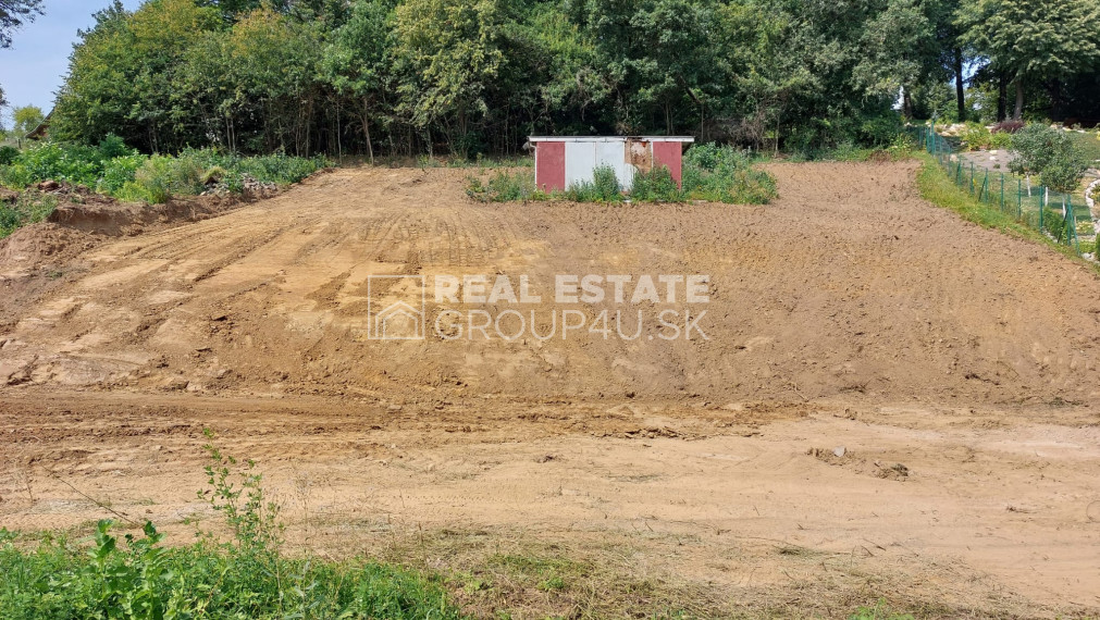 POZEMOK S ROD. DOMOM - SKALKA NAD VÁHOM