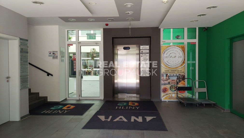 PRENÁJOM - POV. BYSTRICA - nebytové priestory - 66 m2