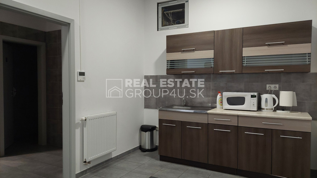 PRENÁJOM - POV. BYSTRICA - nebytové priestory - 66 m2