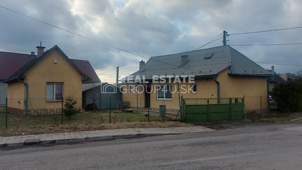 PREDAJ: RODINNÝ DOM S BOHATÝM PRÍSLUŠENSTVOM - KOŠECA