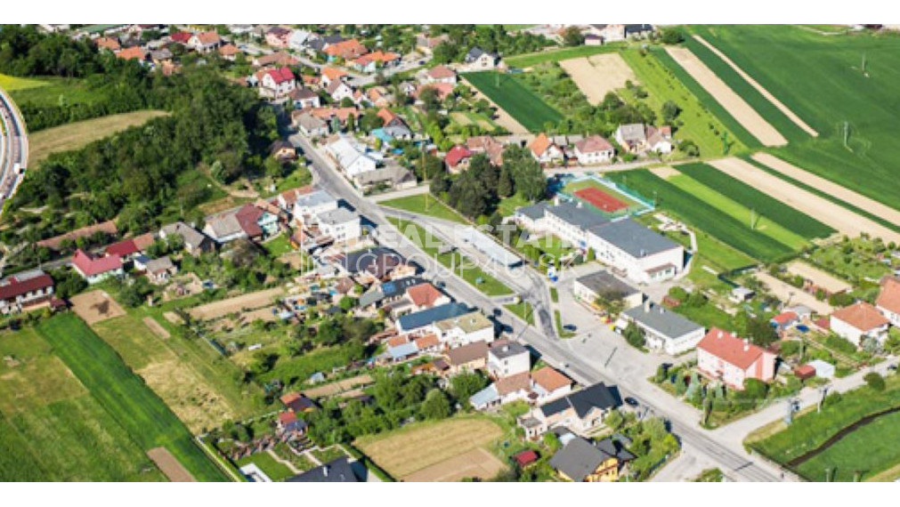 POZEMOK S KOMFORTNÝM DOMOM - SKALKA NAD VÁHOM