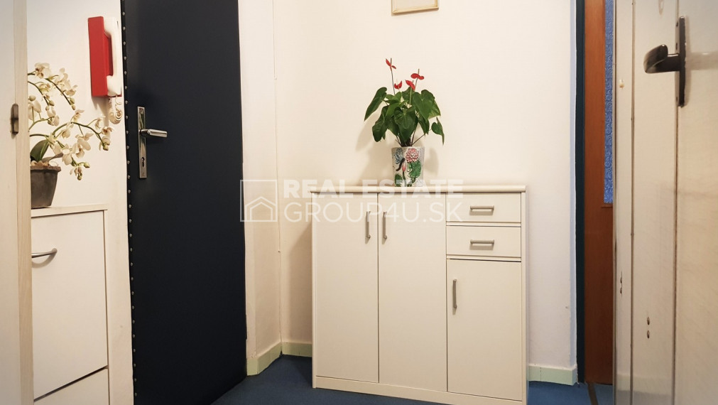 PREDAJ - 1 IZBOVÝ BYT NA STREDE S 2 BALKÓNMI