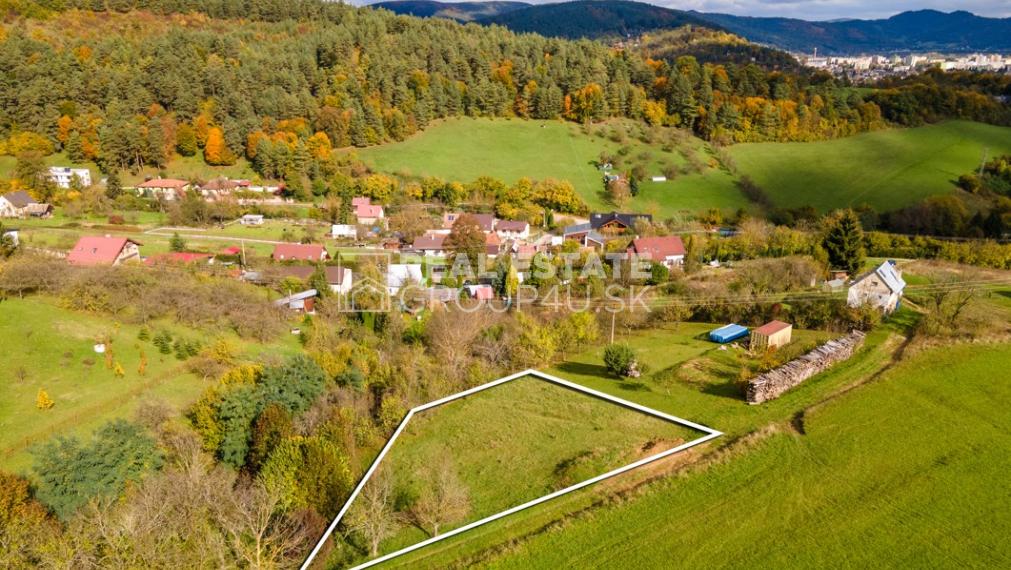 POZEMOK SO 4-IZBOVÝM BUNGALOVOM S ATYPICKÝMI PRVKAMI