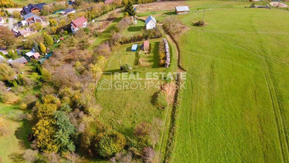 POZEMOK SO 4-IZBOVÝM BUNGALOVOM S ATYPICKÝMI PRVKAMI