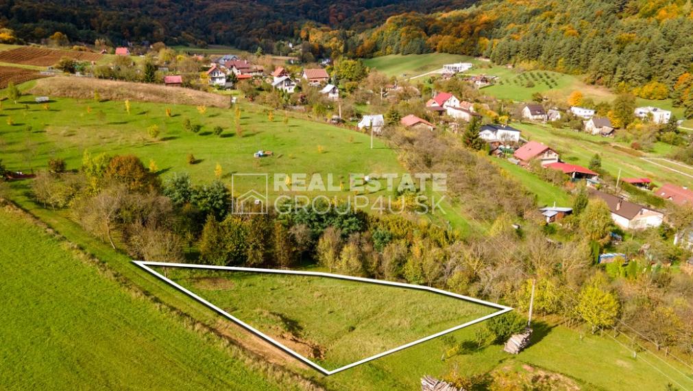 POZEMOK SO 4-IZBOVÝM BUNGALOVOM S ATYPICKÝMI PRVKAMI