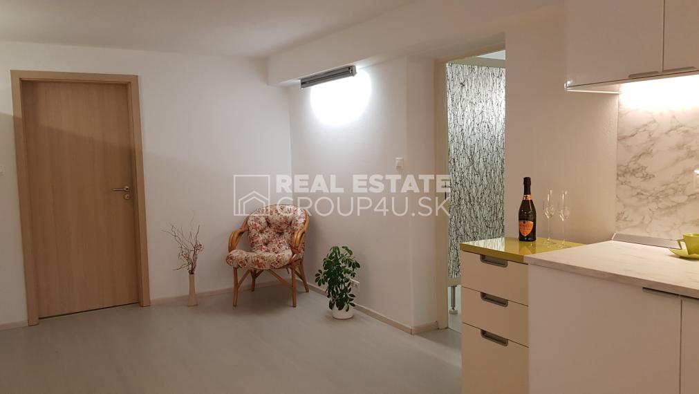 PRENÁJOM - VEĽKOMETRÁŽNY 2IZ BYT V RODINNOM DOME NA DEDOVCI