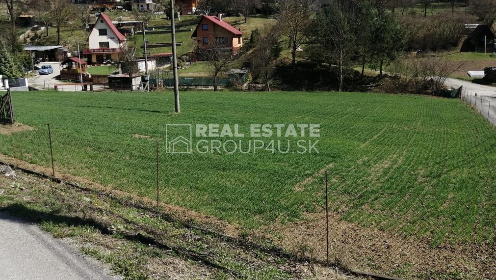 PREDAJ: POZEMOK S PRAKTICKÝM RODINNÝM DOMOM - PÚCHOV