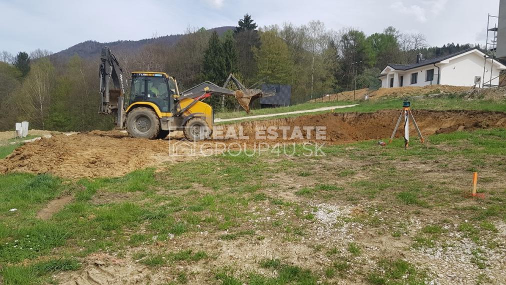 4IZ BUNGALOV V POVAŽSKEJ BYSTRICI V ŠTÁDIU HRUBEJ STAVBY