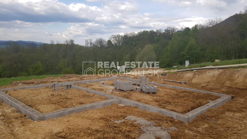 4IZ BUNGALOV V POVAŽSKEJ BYSTRICI V ŠTÁDIU HRUBEJ STAVBY