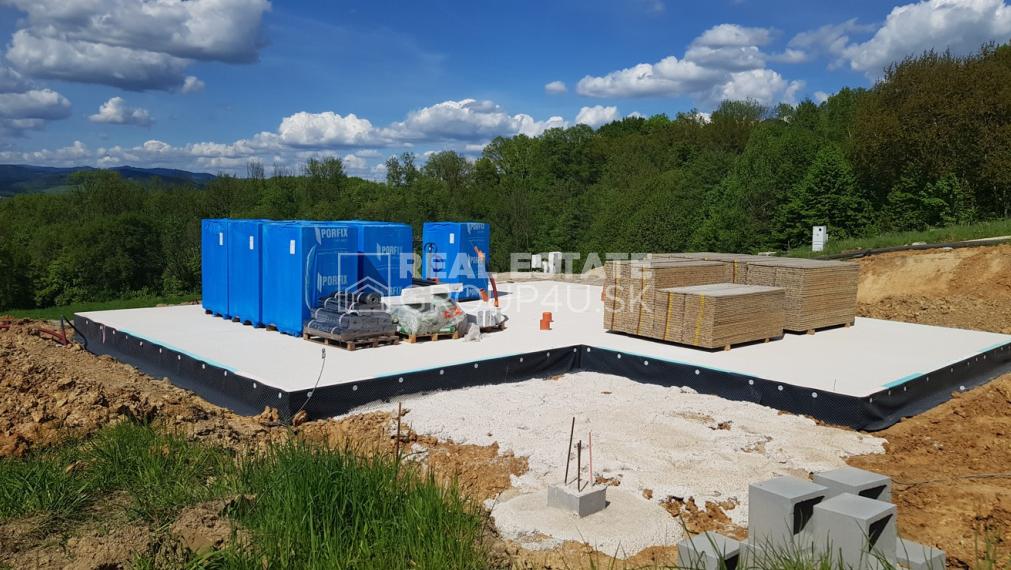 4IZ BUNGALOV V POVAŽSKEJ BYSTRICI V ŠTÁDIU HRUBEJ STAVBY