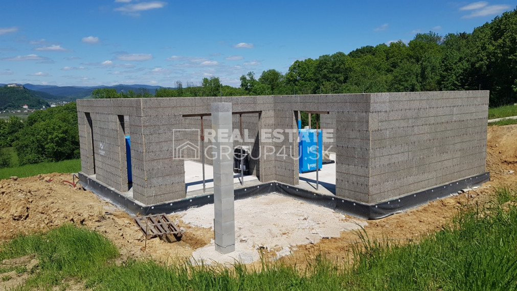 4IZ BUNGALOV V POVAŽSKEJ BYSTRICI V ŠTÁDIU HRUBEJ STAVBY