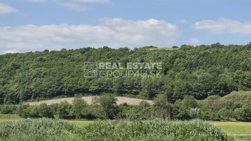 PREDAJ:  MODERNÝ RD S POZEMKOM - TRENČÍN