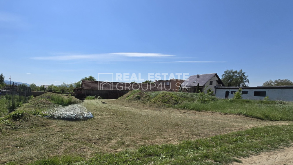 ROVINATÝ POZEMOK S PRAKTICKÝM RODINNÝM DOMOM - TRENČÍN