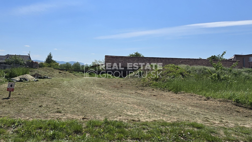 ROVINATÝ POZEMOK S PRAKTICKÝM RODINNÝM DOMOM - TRENČÍN