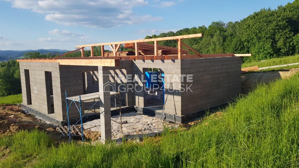 4IZ BUNGALOV V POVAŽSKEJ BYSTRICI V ŠTÁDIU HRUBEJ STAVBY