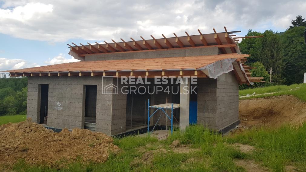 4IZ BUNGALOV V POVAŽSKEJ BYSTRICI V ŠTÁDIU HRUBEJ STAVBY