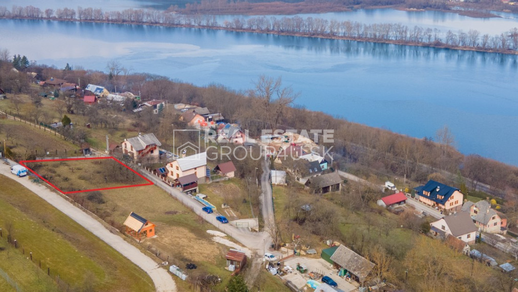 POZEMOK POD RD S PEKNÝMI VÝHĽADMI - MILOCHOV