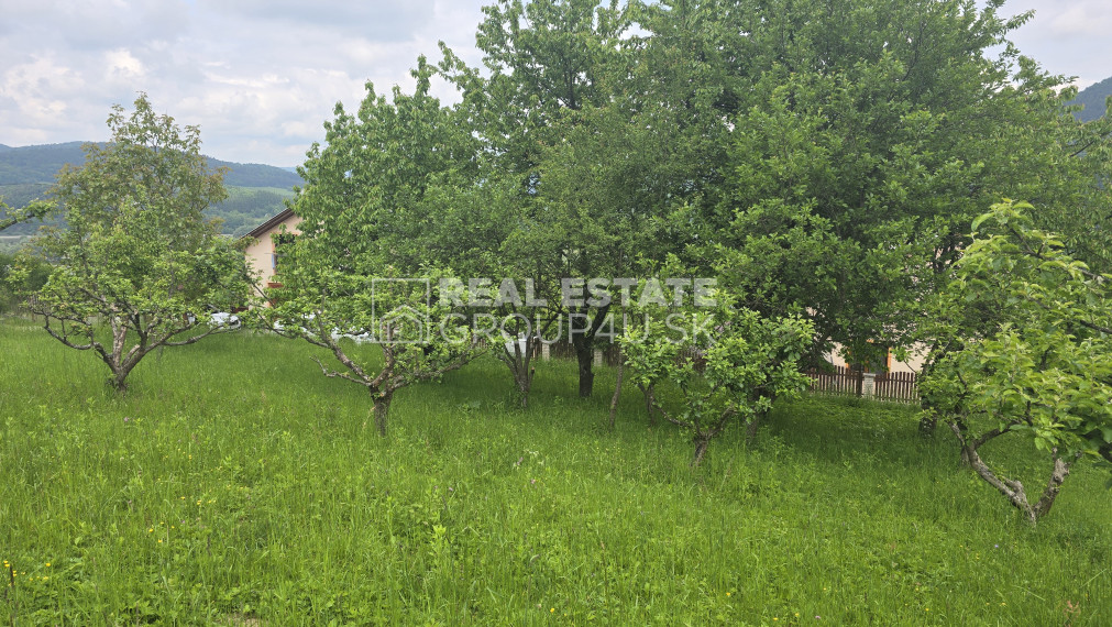 POZEMOK POD RD S PEKNÝMI VÝHĽADMI - MILOCHOV