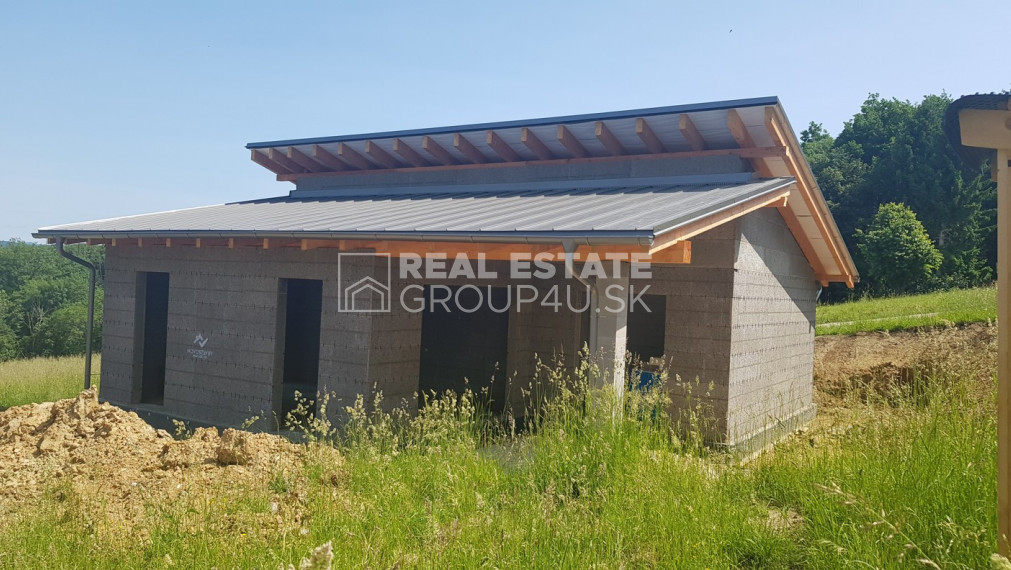 4IZ BUNGALOV V POVAŽSKEJ BYSTRICI V ŠTÁDIU HRUBEJ STAVBY
