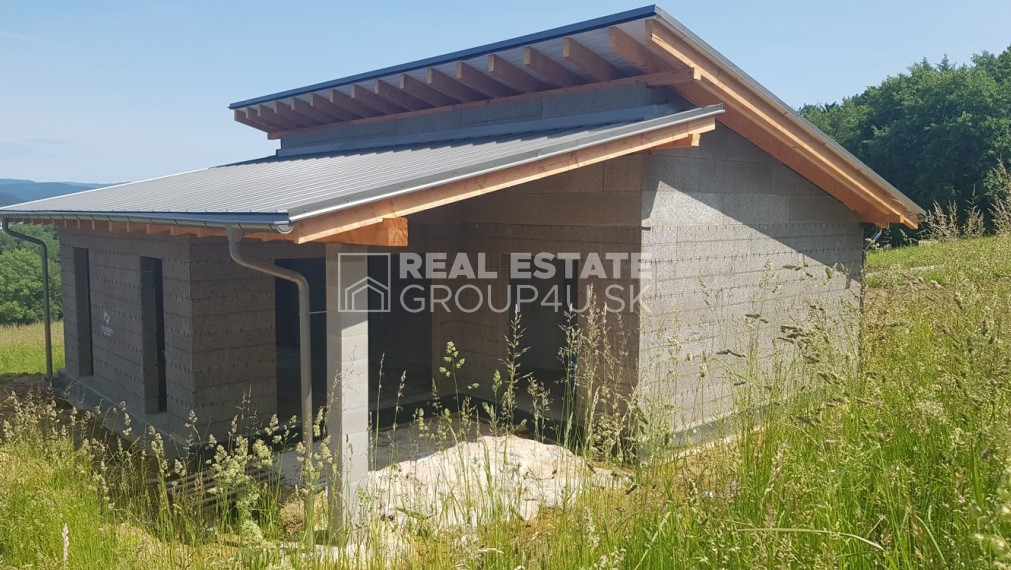 4IZ BUNGALOV V POVAŽSKEJ BYSTRICI V ŠTÁDIU HRUBEJ STAVBY