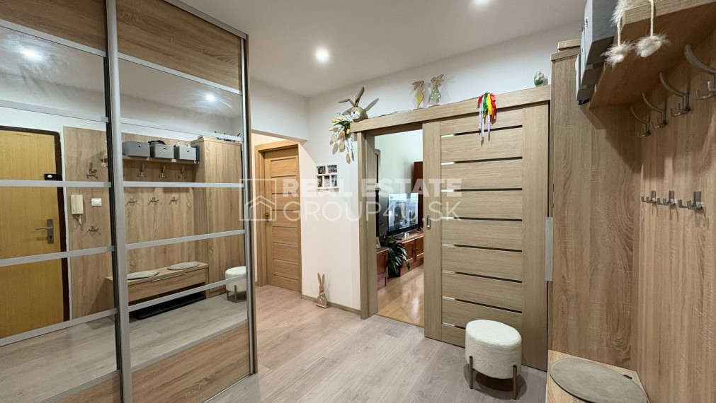 REZERVOVANÝ: 3 IZBOVÝ VKUSNE ZREKONŠTRUOVANÝ BYT - POVAŽSKÁ BYSTRICA, ROZKVET