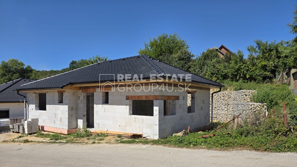 4 IZ RD S POZEMKOM - CHOCHOLNÁ - VELČICE