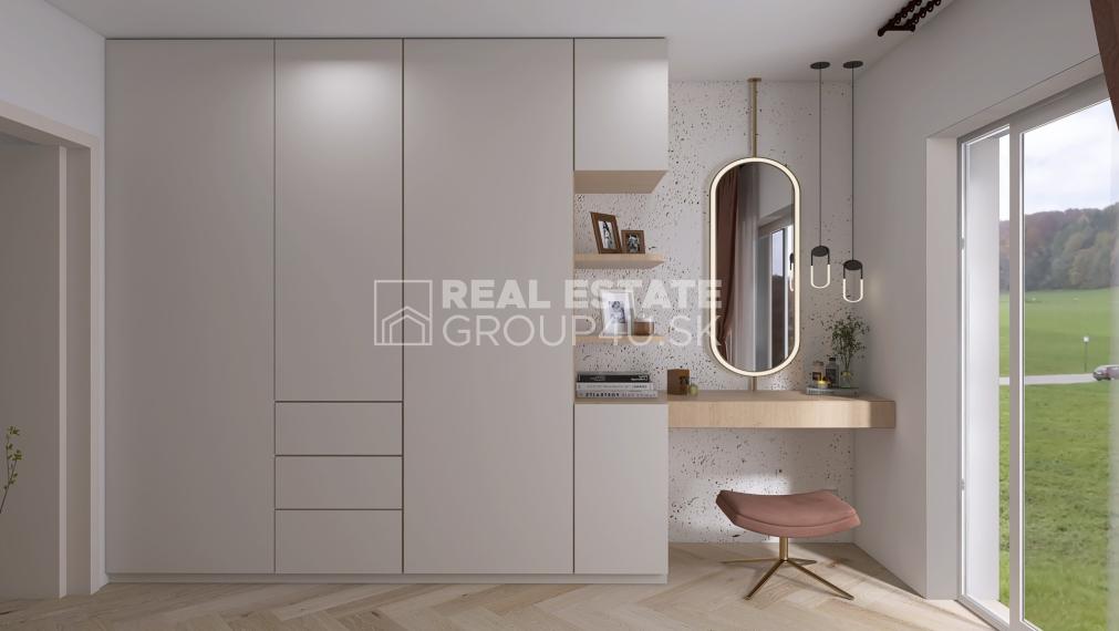 BULGALOV NA SLNEČNOM ROVINATOM POZEMKU - SLAVNICA