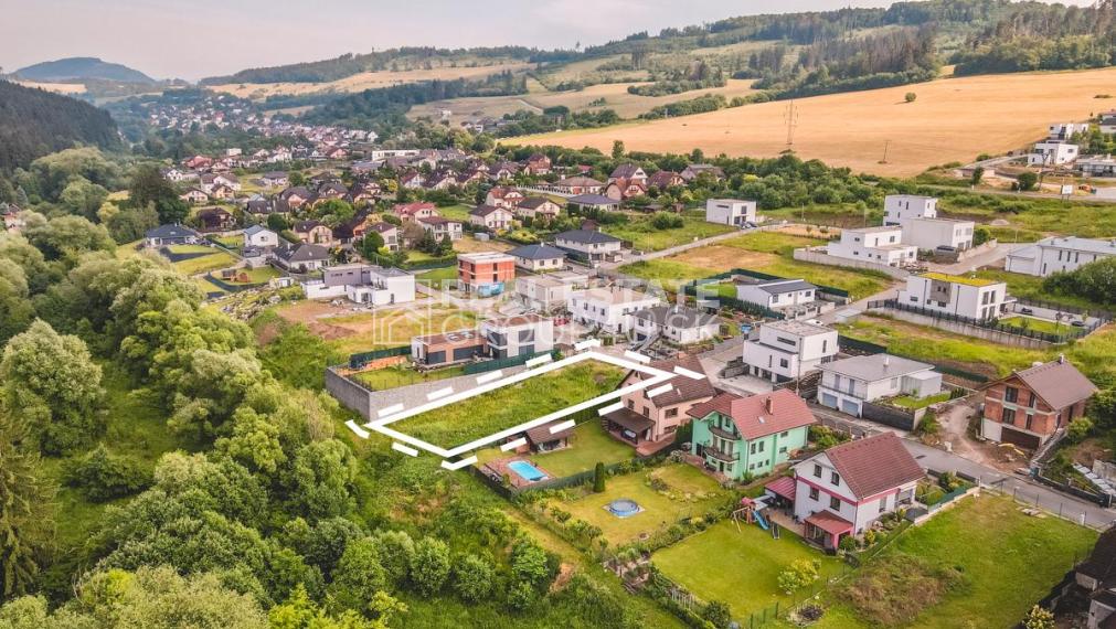 LUKRATÍVNY POZEMOK S VÝSTAVBOU MODERNÉHO BUNGALOVU NA KĽÚČ – BUDATÍN