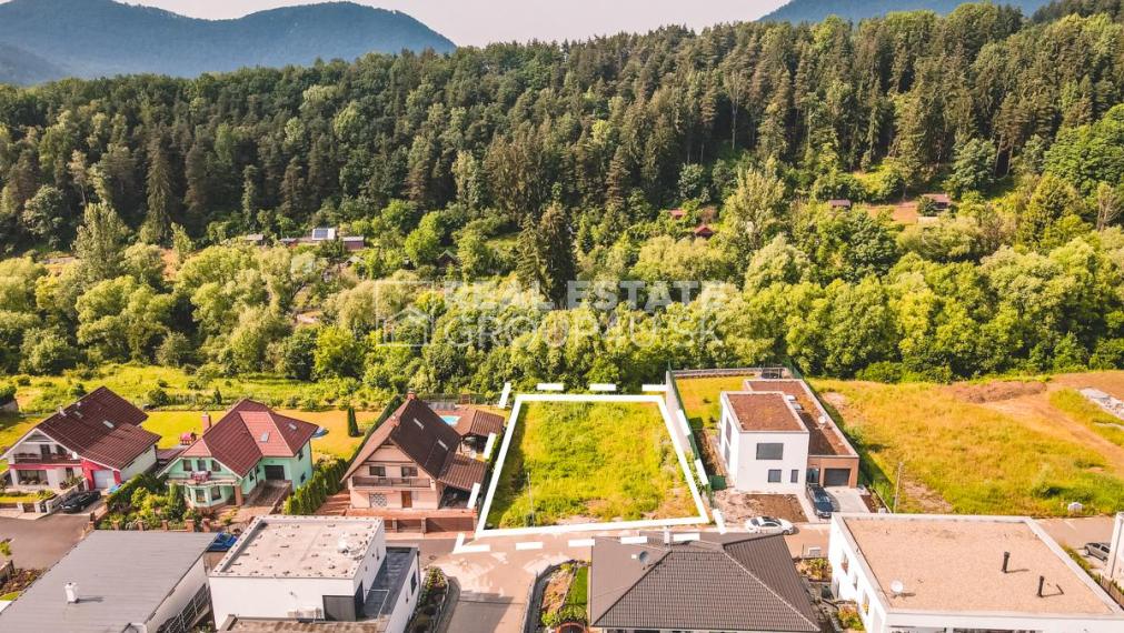 LUKRATÍVNY POZEMOK S VÝSTAVBOU MODERNÉHO BUNGALOVU NA KĽÚČ – BUDATÍN