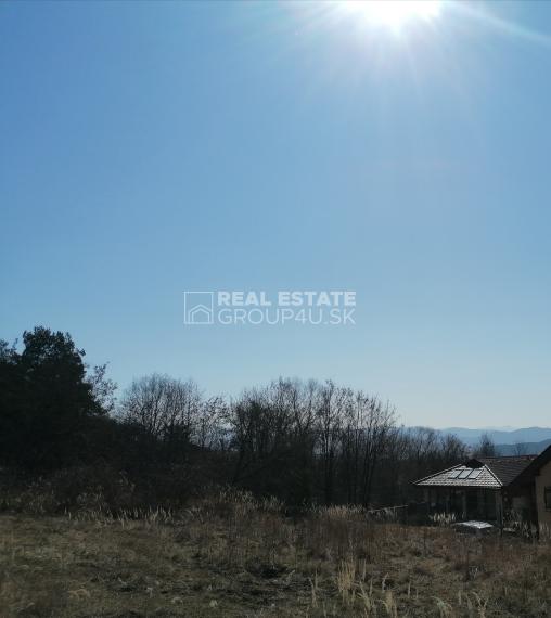 LUKRATÍVNY POZEMOK S MODERNÝM DOMOM NA KĽÚČ A STAVEBNÝM POVOLENÍM