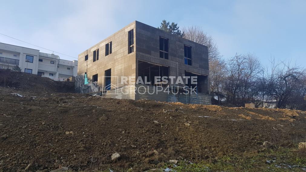 BÝVANIE NA HLINÁCH - MODERNÉ DOMY V TOP LOKALITE - UŽ LEN 4 VOĽNÉ