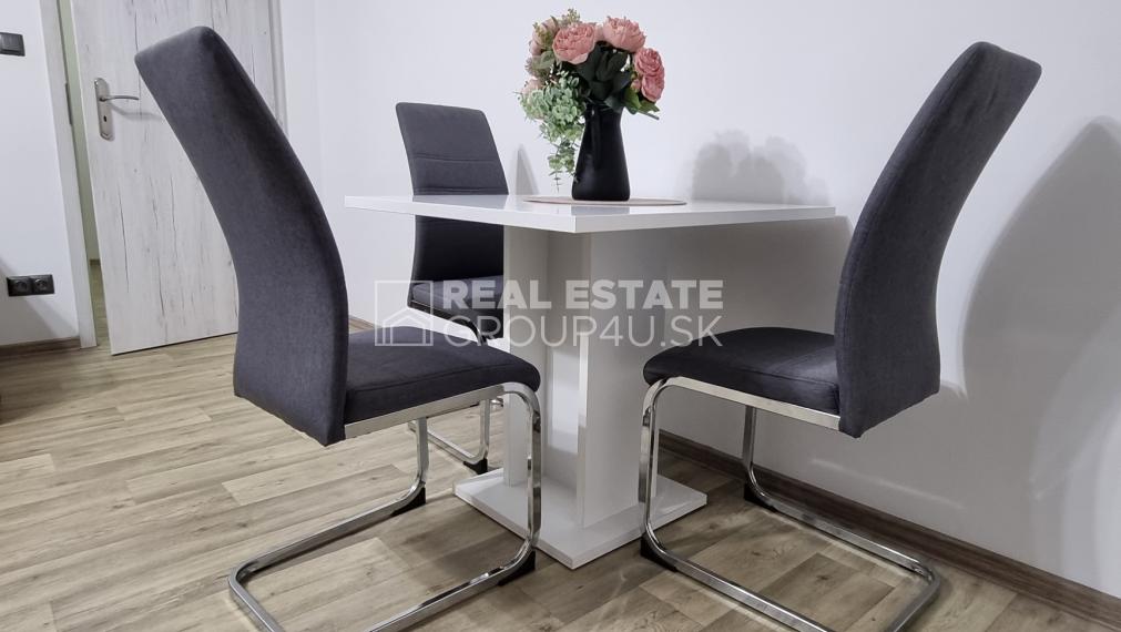 PRENÁJOM: 2 IZ ZREKONŠTRUOVANÝ A ZARIADENÝ BYT - POV. BYSTRICA