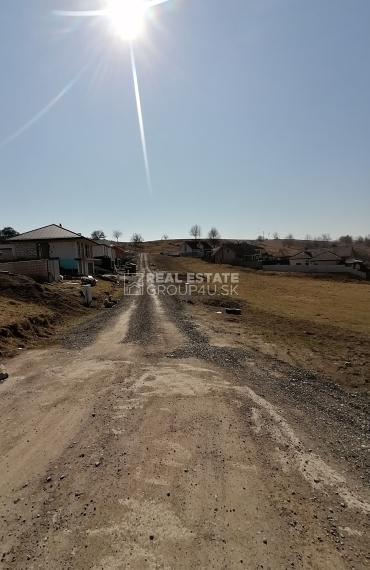 LUXUSNÝ BUNGALOV  NA KĽÚČ S POZEMKOM - BITAROVÁ