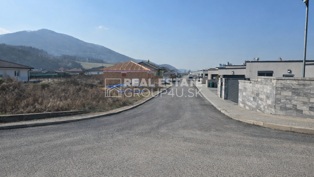 PREDAJ: Pozemok - 700m2 určený na výstavbu RD - BELUŠA