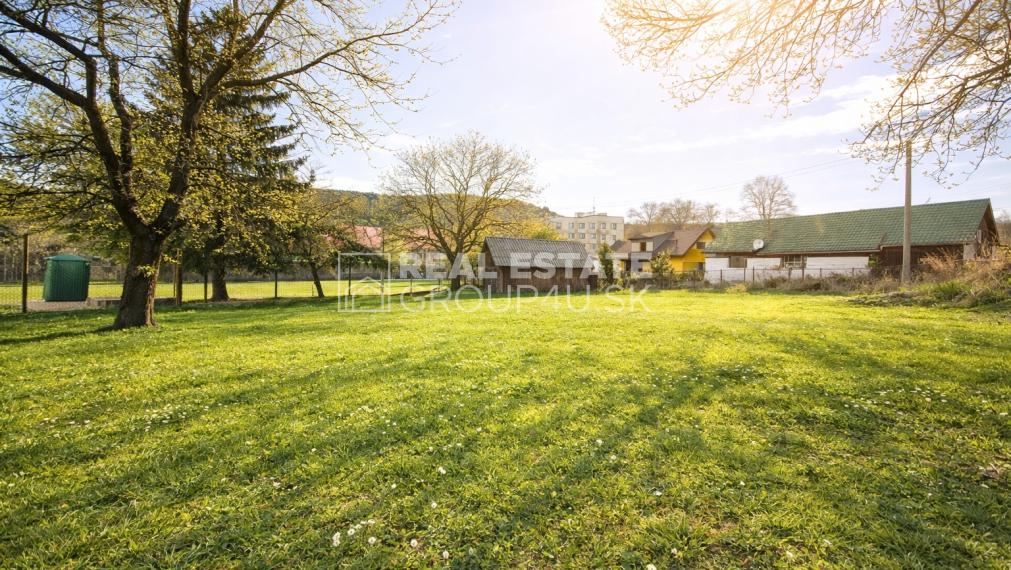 POZEMOK PRE RD - kombinácia súkromia a dostupnosti - PÚCHOV