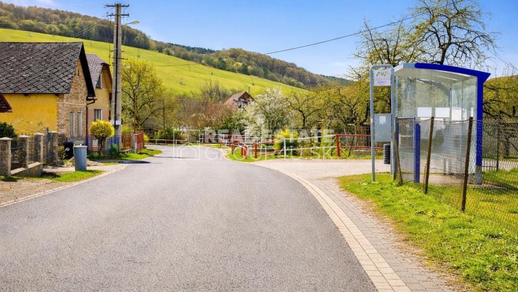 POZEMOK PRE RD - kombinácia súkromia a dostupnosti - PÚCHOV