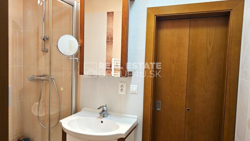KOMPLETNE PREROBENÝ 3 IZ BYT s možnosťou krbu na ul. Nábrežná