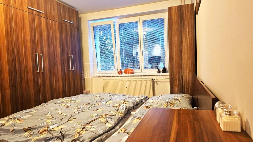 KOMPLETNE PREROBENÝ 3 IZ BYT s možnosťou krbu na ul. Nábrežná