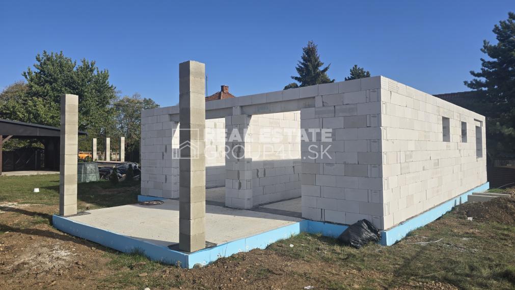 MODERNÝ 4 IZBOVÝ HOLODOM UŽ VO VÝSTAVBE - KOSTOLNÁ-ZÁRIEČIE