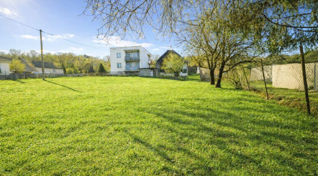 POZEMOK PRE RD - kombinácia súkromia a dostupnosti - PÚCHOV