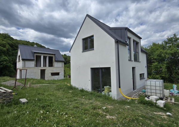 2-PODLAŽNÝ DOM S POZEMKOM V PEKNOM PROSTREDÍ