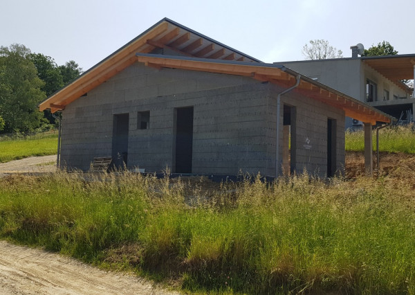 4IZ BUNGALOV V POVAŽSKEJ BYSTRICI V ŠTÁDIU HRUBEJ STAVBY