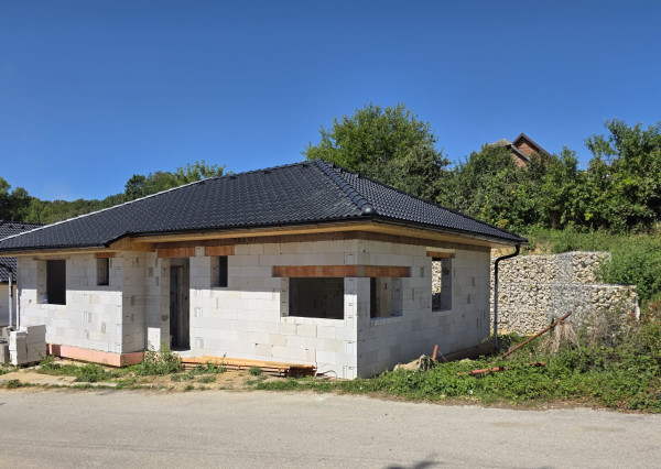 4 IZ RD S POZEMKOM - CHOCHOLNÁ - VELČICE